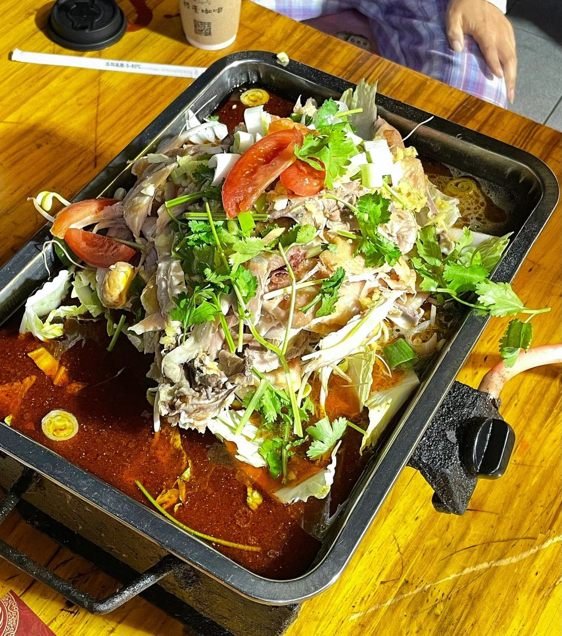 外地人第一次吃碳锅,感觉好神奇. 鸡肉肉质还不错,汤底也很香!