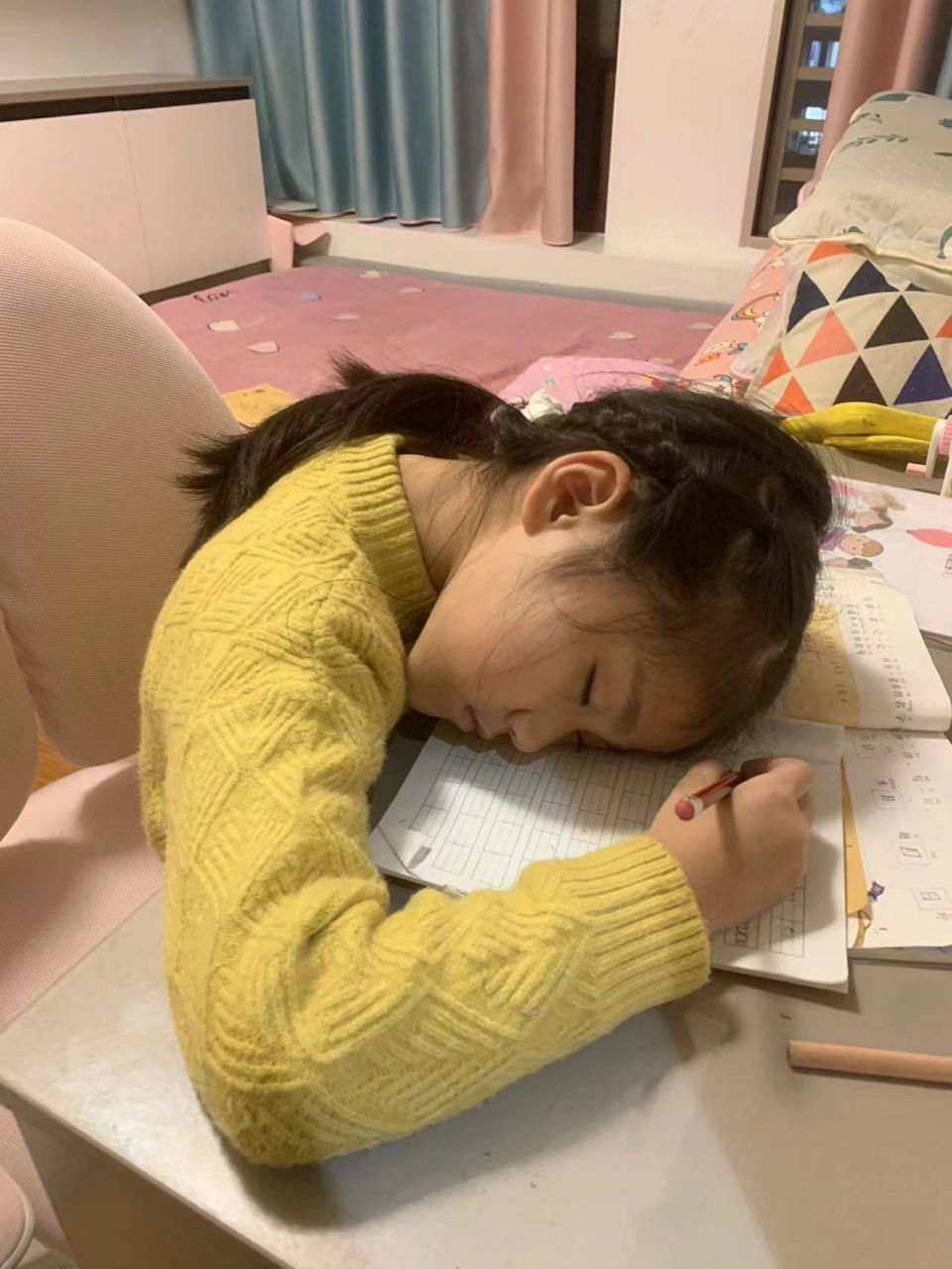 已经连续4天在做作业的时候睡着了,怎么办 周一写着写着写着就趴桌子