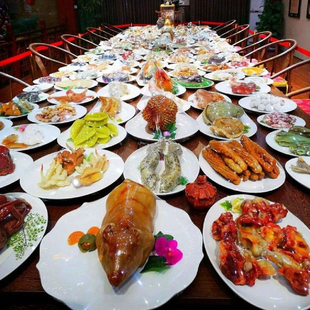 满汉全席是我国一种集合满族和汉族饮食特色的巨型筵席,起源于清朝的