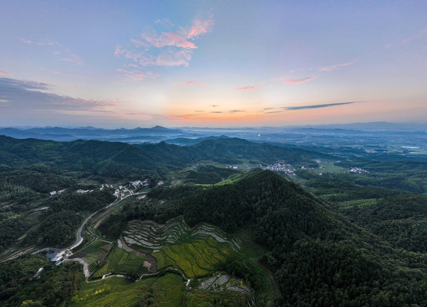 千年古村——灵山村 徽州有许多古村落,声名远扬,像宏村,西递,呈坎