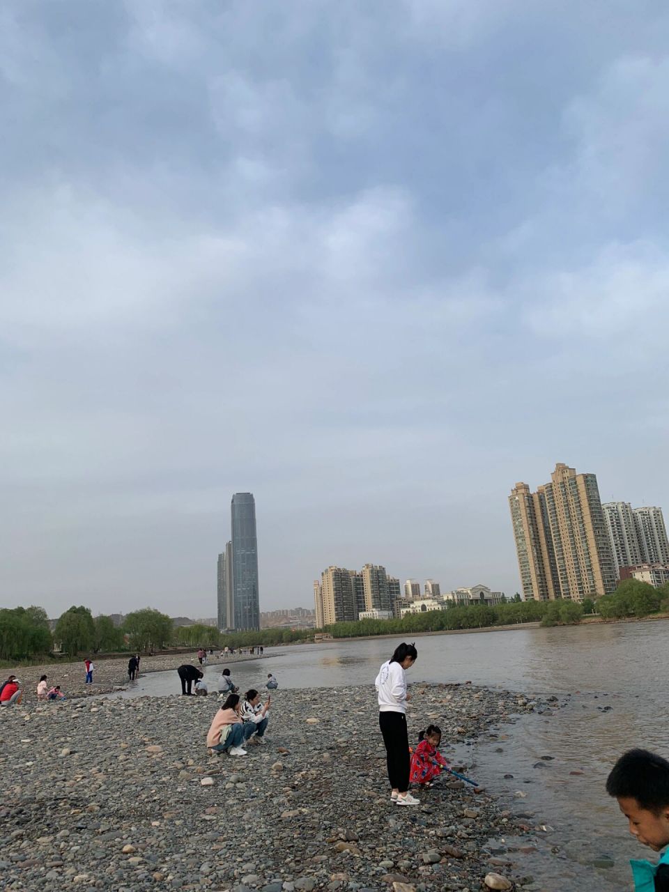 欢迎外地游客来兰州黄河边边捡石头 五一期间欢迎大朋友小朋友去黄河