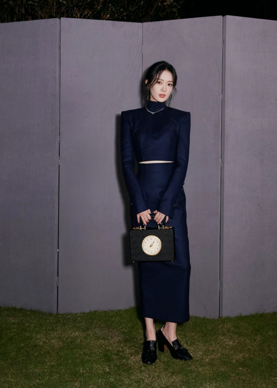 童瑶秋日暗黑风格穿搭组图:简约廓形勾勒优雅曲线,利落剪裁彰显复古