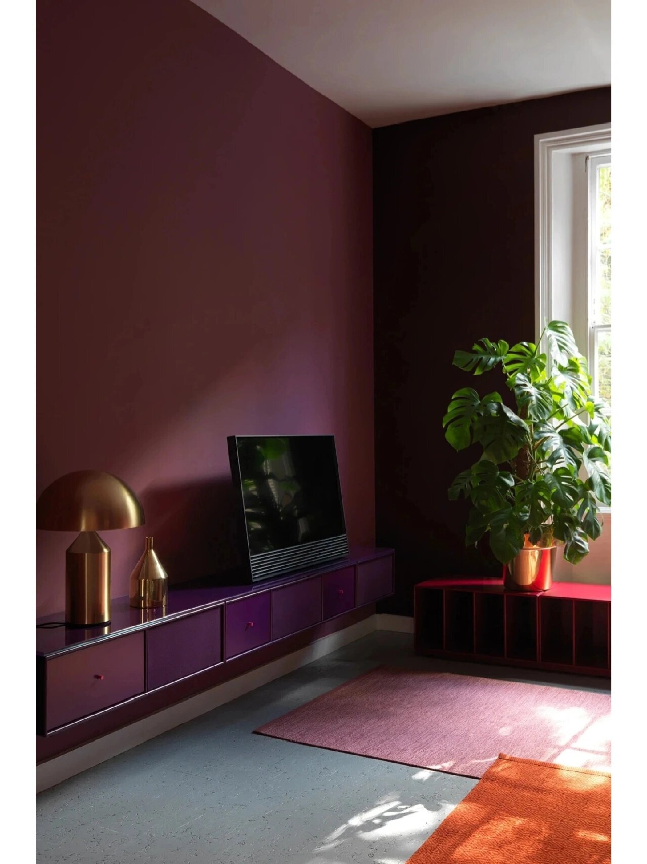 绛紫色是中国传统色彩名称,紫色系中的一种,是暗紫中略带红的颜色,是