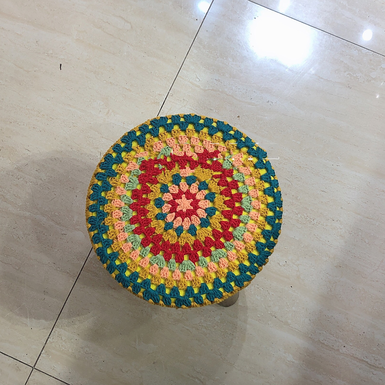 再一圈各三空一   再钩一圈长针一圈花边 钩一条可以围住凳子的锁针