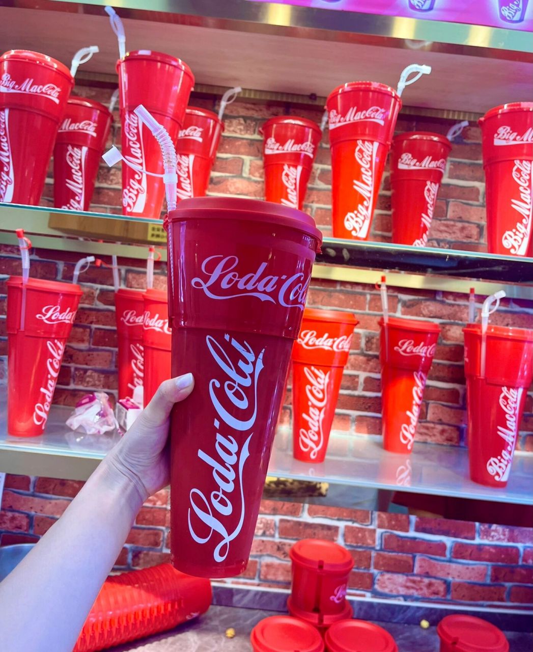 南锣鼓巷站的网红大可乐杯   溜达溜达的一天 那就继续摆烂吧