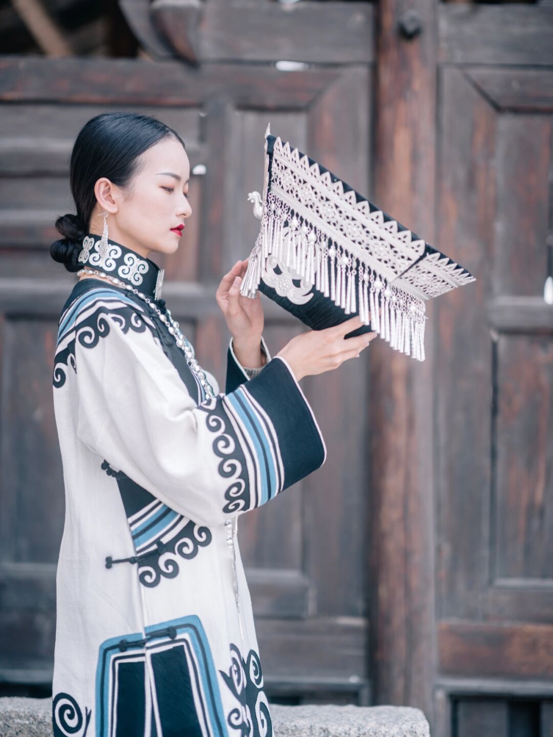 凉山彝族不以婚否,而以是否生育来区分女子的不同身份,凉山所地地区