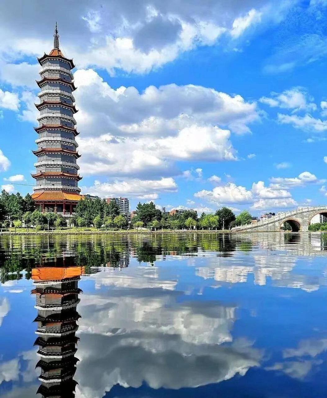 和合塔位于丰水湖(位于江西省丰城市新城区)公园内 和合塔位于丰水湖