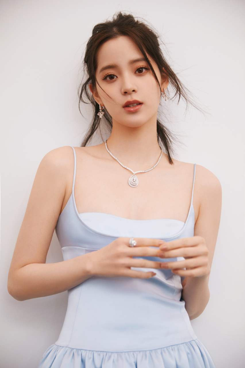 欧阳娜娜淡蓝吊带裙