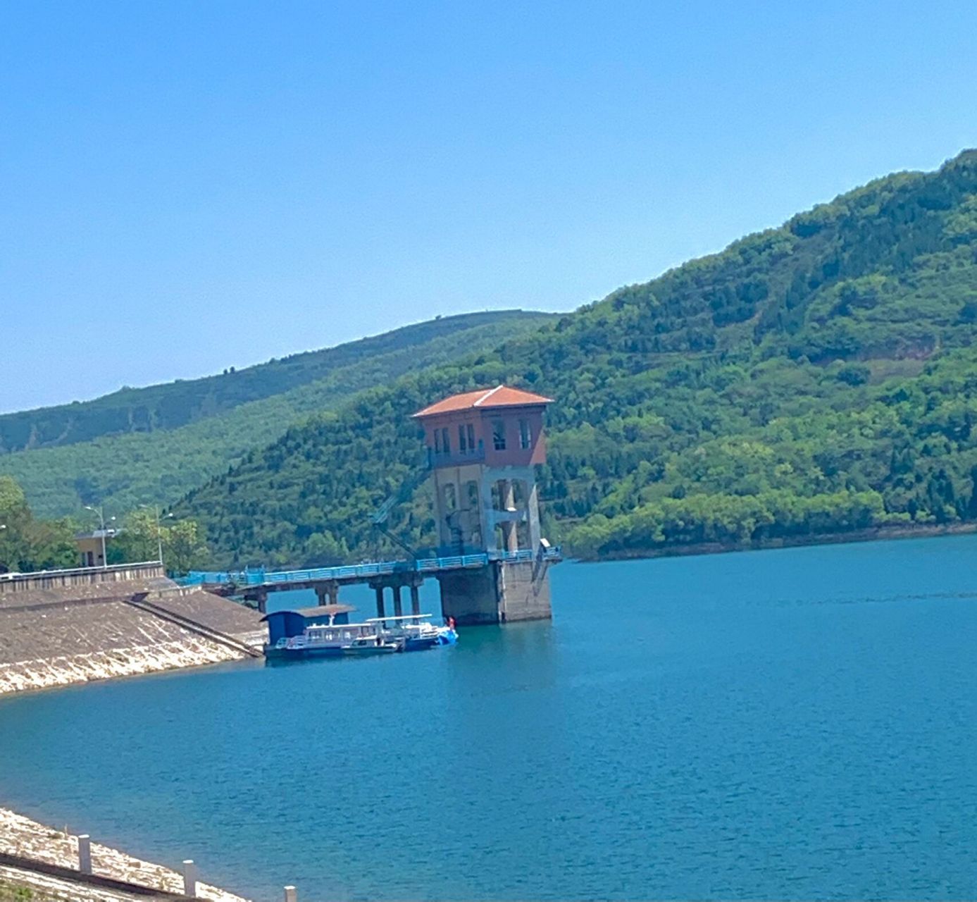 冯家山水库 千湖风景名胜区 上来的时候,好多车都进不来,唯独我们进来