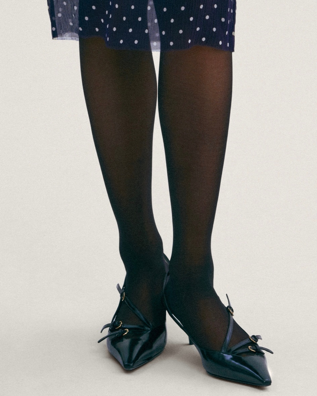 赵今麦波点纱裙,轻灵简约的学院风格调,薄裙与丝袜混搭,俏皮又性感