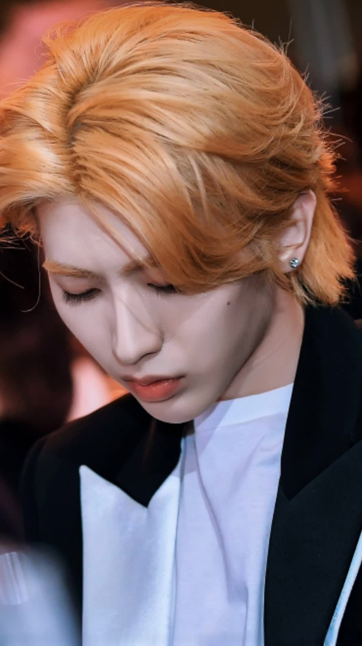 蔡徐坤真的就是睫毛精吧,闭上眼这睫毛真的过于浓密过于长了,好好看的