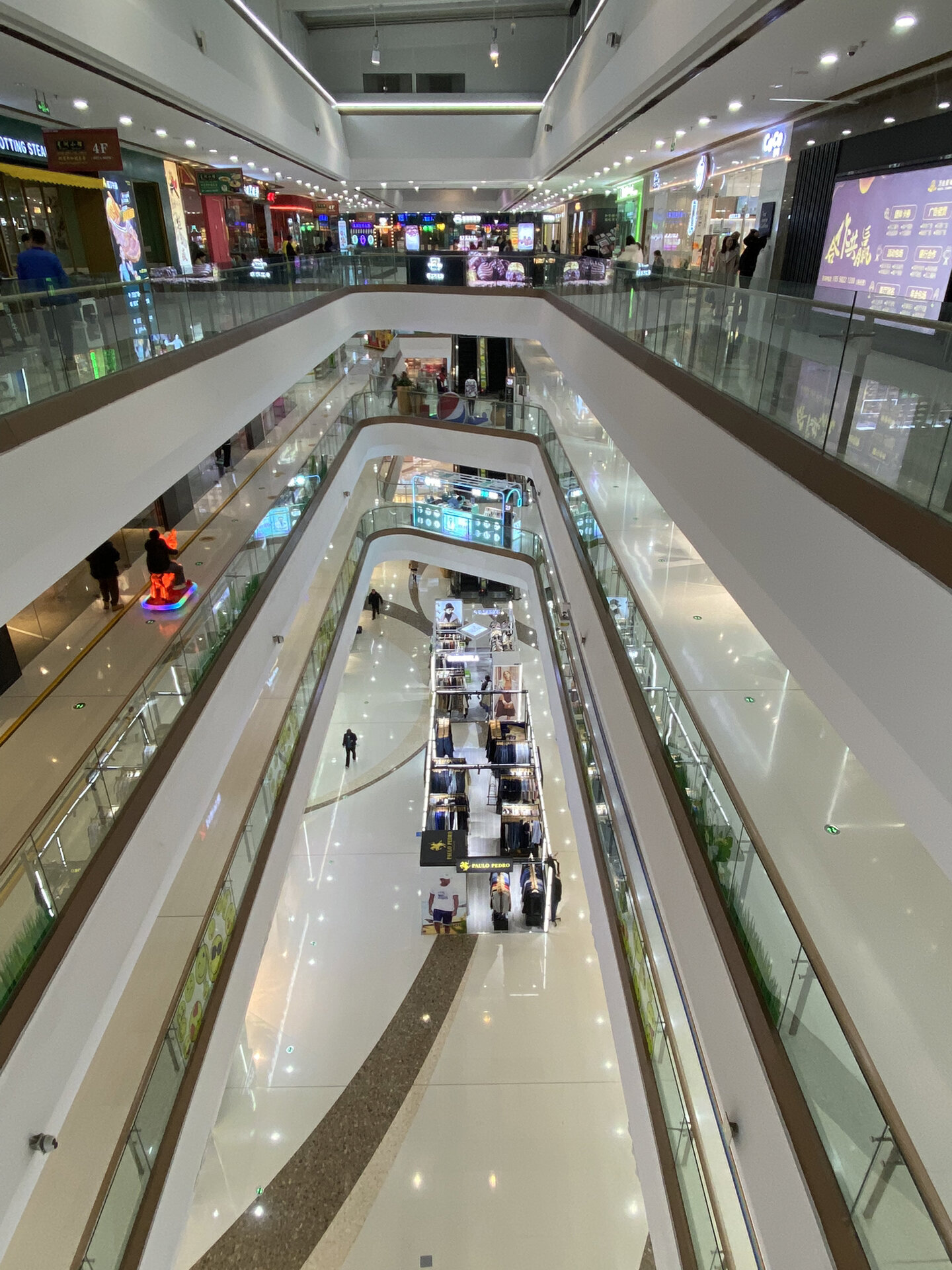 张家港万达广场 开业四年多的张家港万达广场,内装颜值还是很能打滴