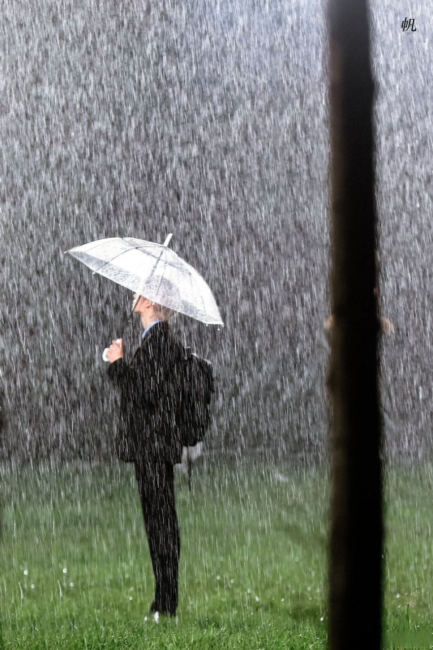 下雨撑伞的照片真实图片