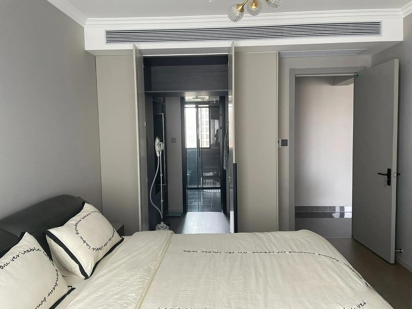 对于现在很多房子的设计来说,主卧都会自带一个独立的卫生间,有的