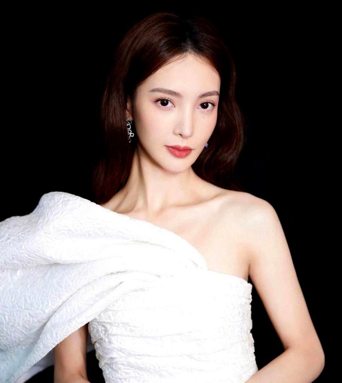 金晨成为了热门话题,原因是她和白敬亭主演的电视剧《南来北往》在