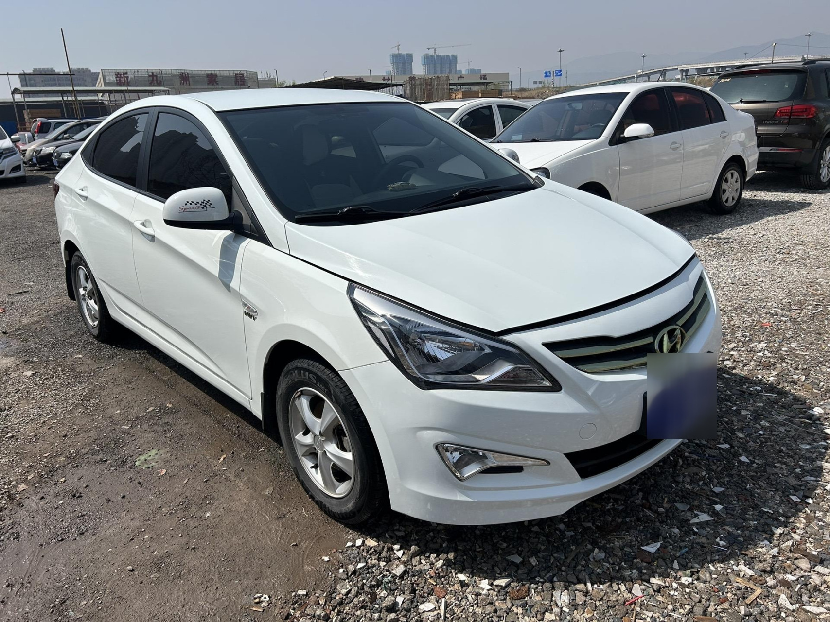 16年现代瑞纳.个人一手车,4.2万公里实表,费用明年4月,原车轮胎