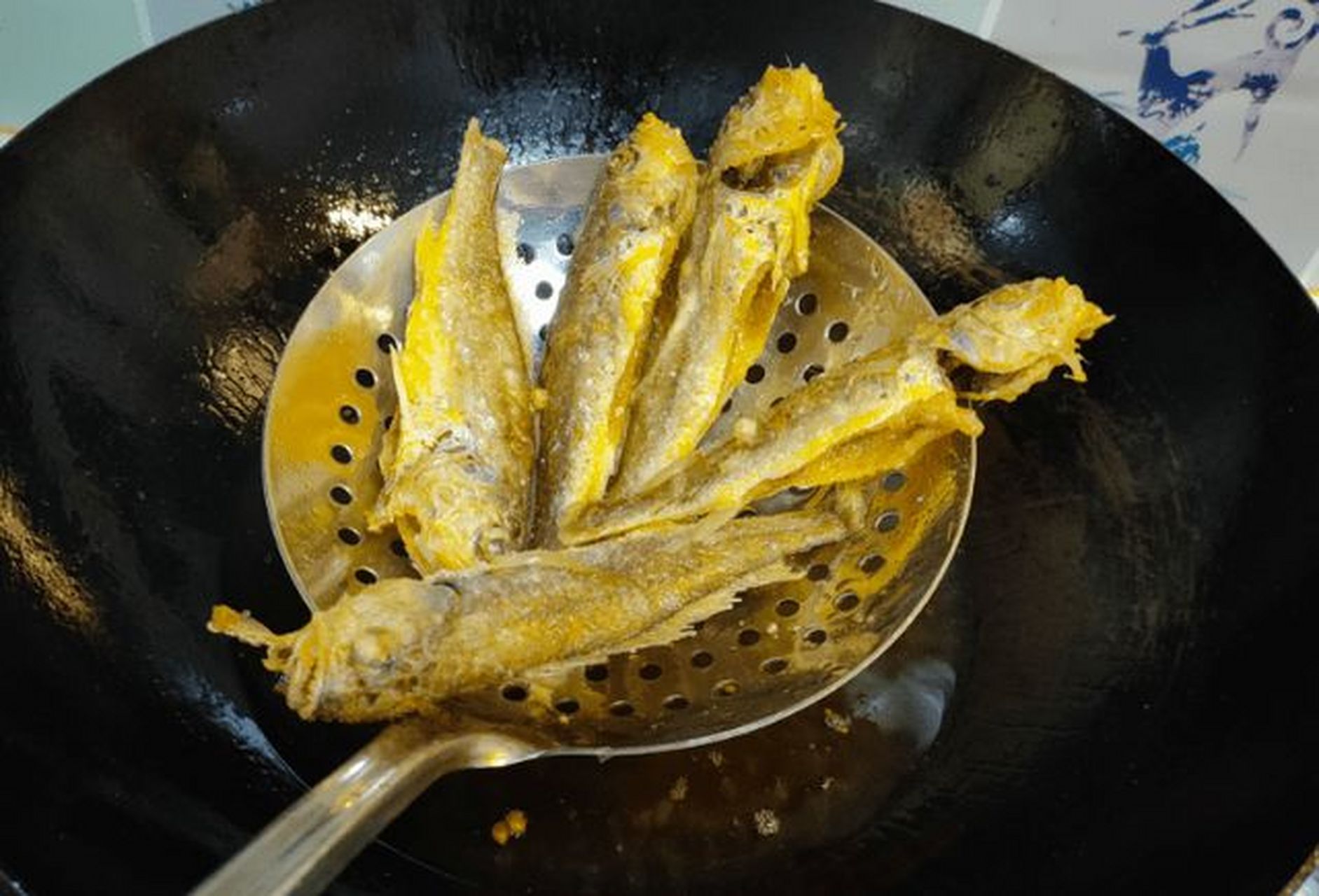 家常小菜油炸小黄鱼,孩子很爱吃 原料: 小黄鱼一斤 调料: 盐,酱油,糖