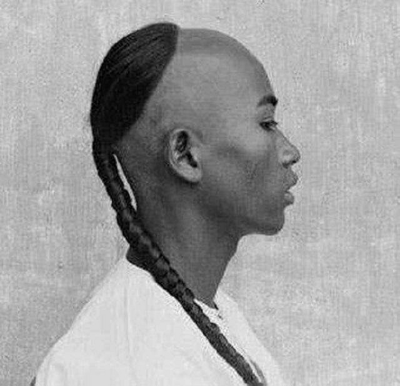 清朝男人真正的发型 满清刚入关时,他们的辫子样式,是将头部四周头发