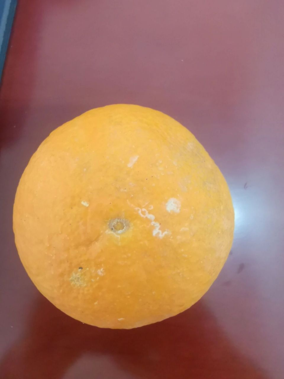 橙子皮上的白点是发霉导致的吗?