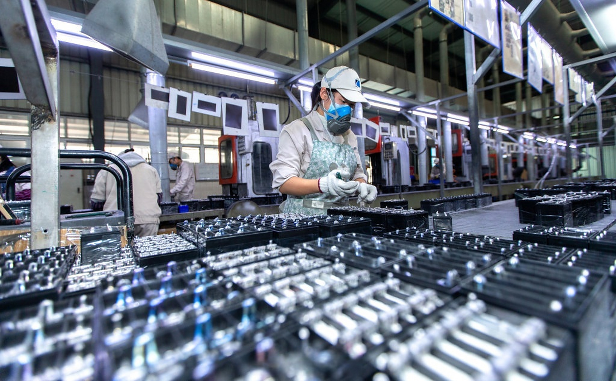 四川力扬工业有限公司生产车间里,工人全力赶制摩托车电池,力争实现