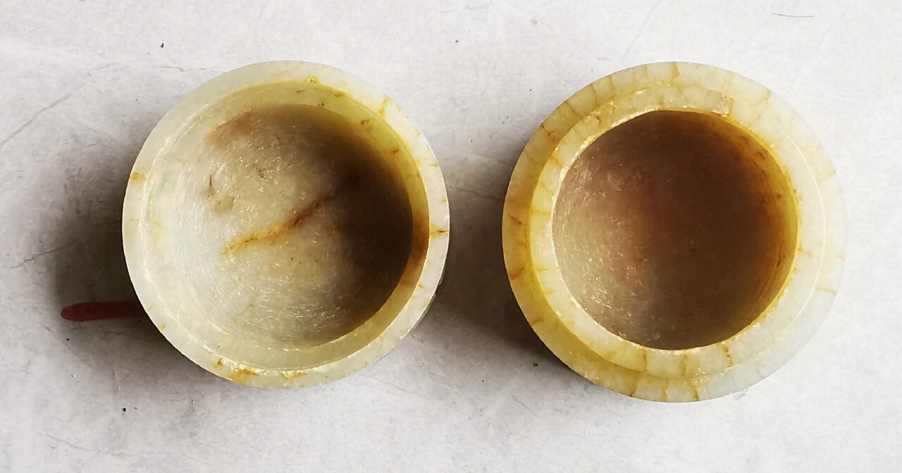 图一～三       和田玉胭脂盒,底部有明显的"牛毛纹" 古玉呈现"牛毛纹