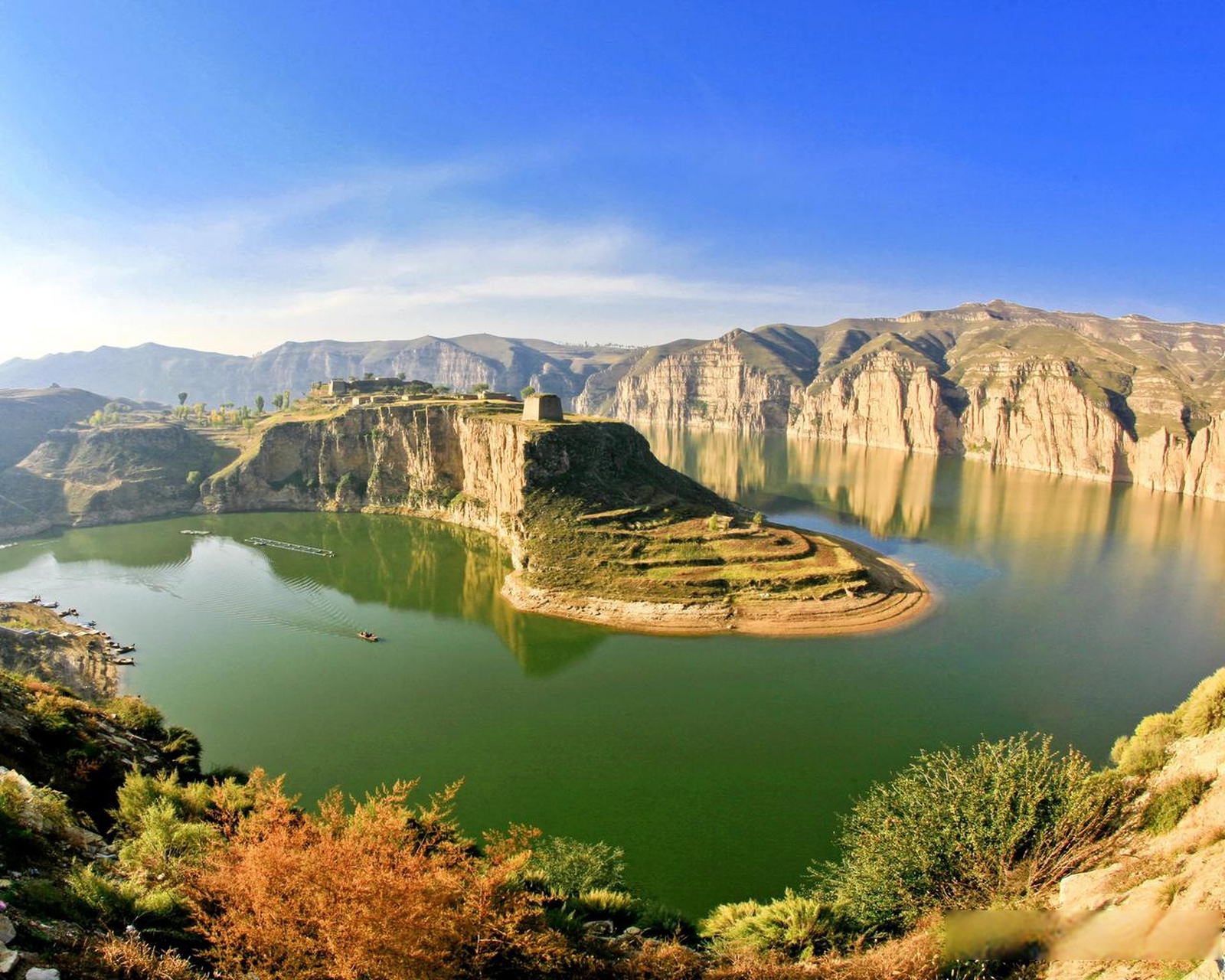 这里是山西省偏关县的老牛湾村,它不但是黄河流入山西的第一个村庄,更