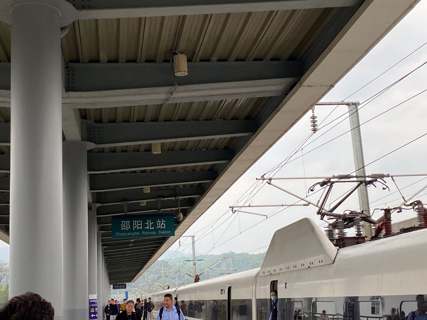 呜呜呜呜呜呜呜,等到上车了才发现买的是邵阳北站,去邵阳市区路上差