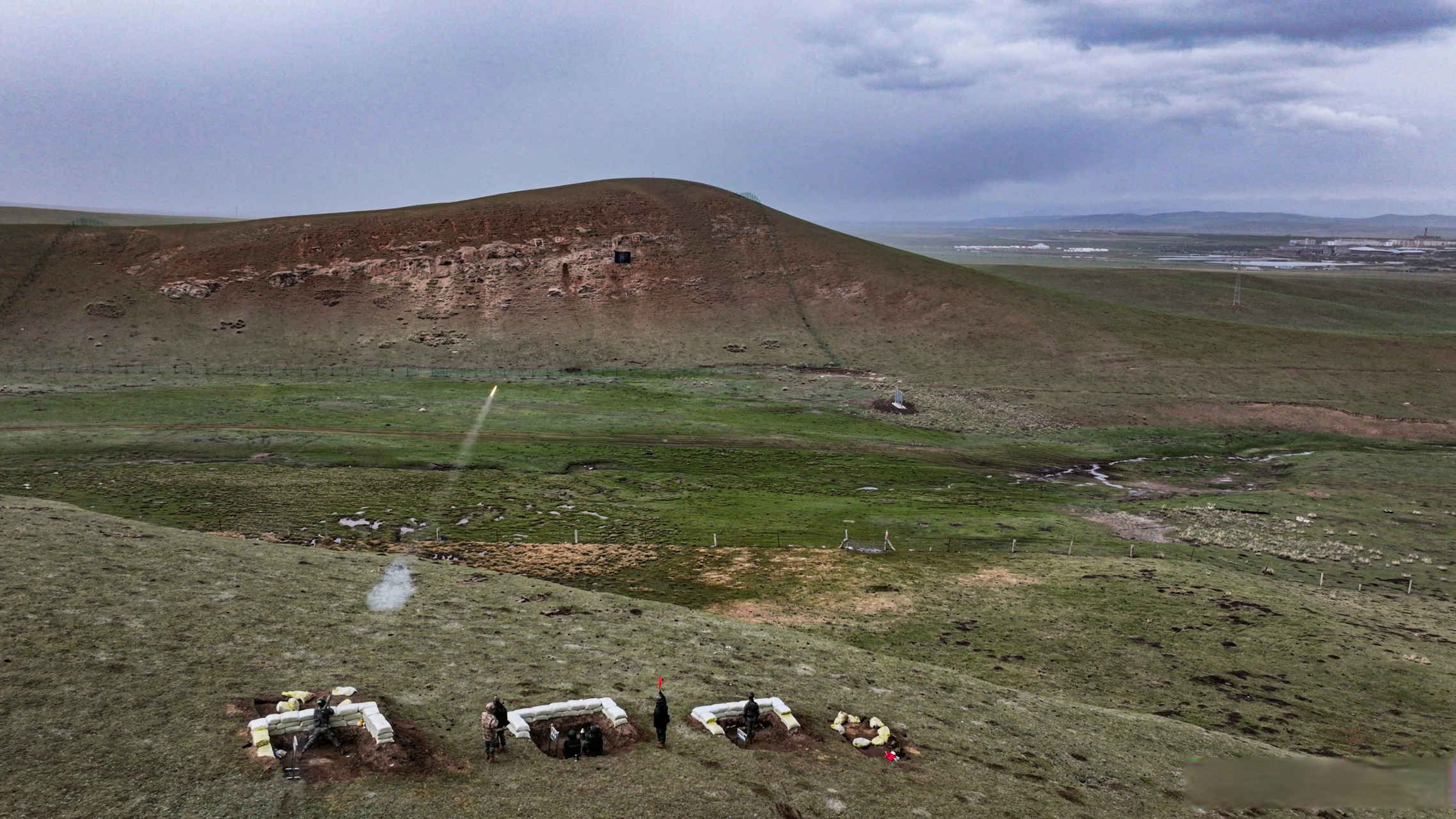武警官兵开展开展实爆实射训练#】近日,海拔3000多米的金银滩草原