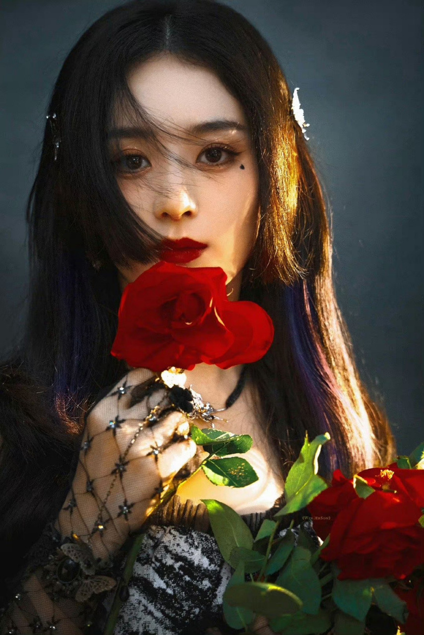 赵丽颖清冷烟熏妆# 这套真的绝美,这清冷凛冽的感觉要溢屏幕了!