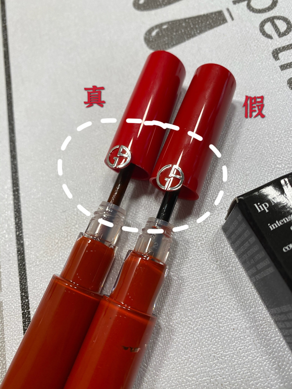 阿玛尼红管唇釉405真假对比 前两天顾客拿过来给我看的,一眼假,大伙