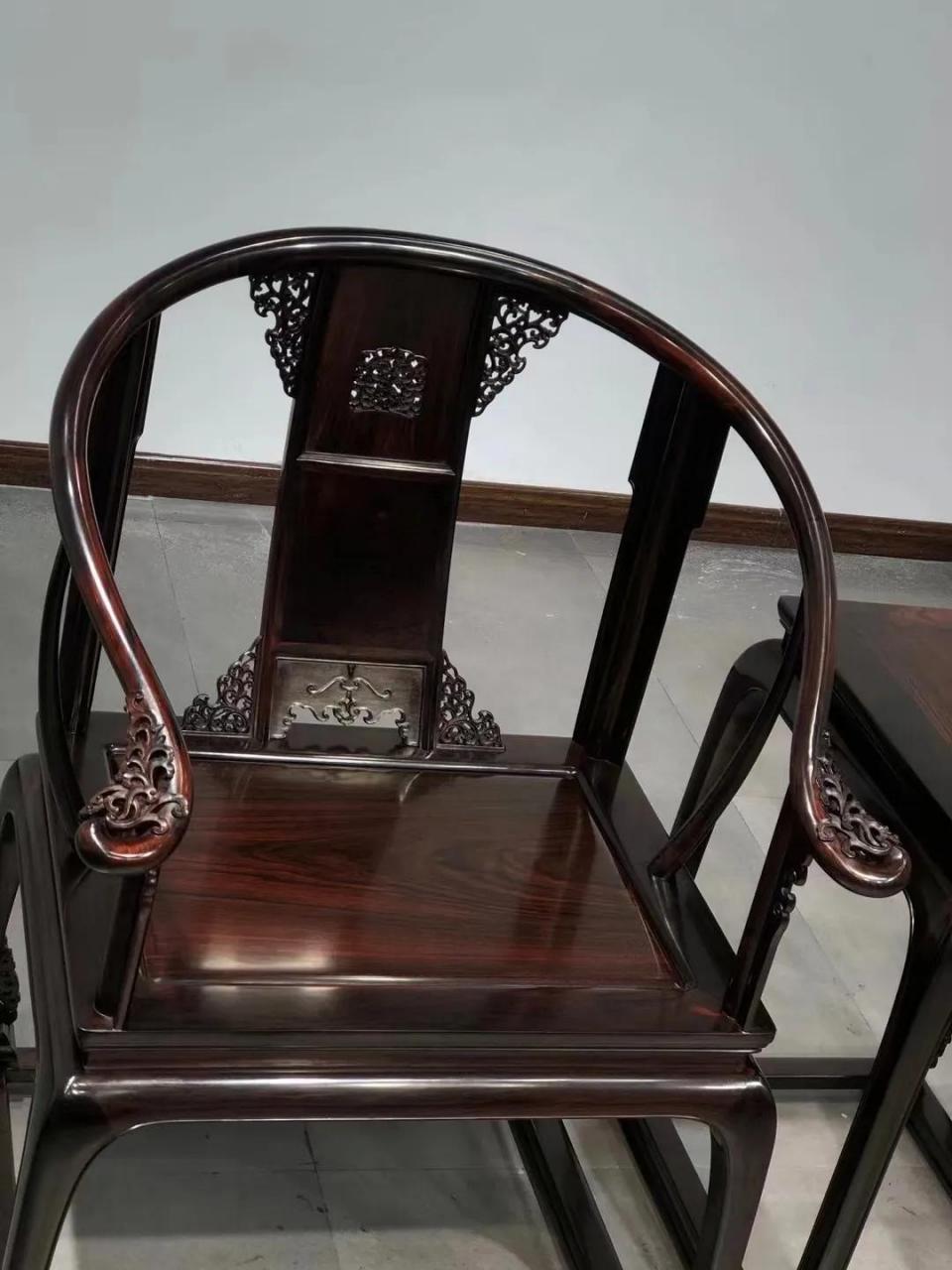 故宫款皇宫椅三件套,面板独板,脚花一体大红酸枝黑飘红,无拼补.