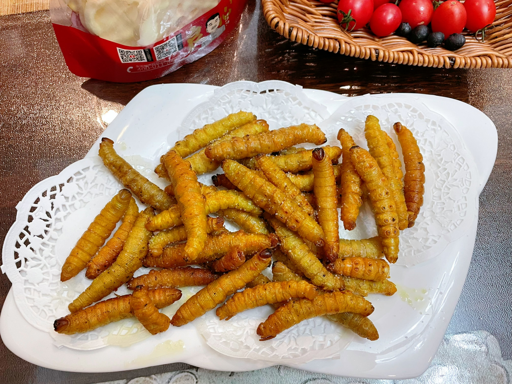 油炸香酥哈虫(豆虫) 1.把冷冻的哈虫化冻 2.