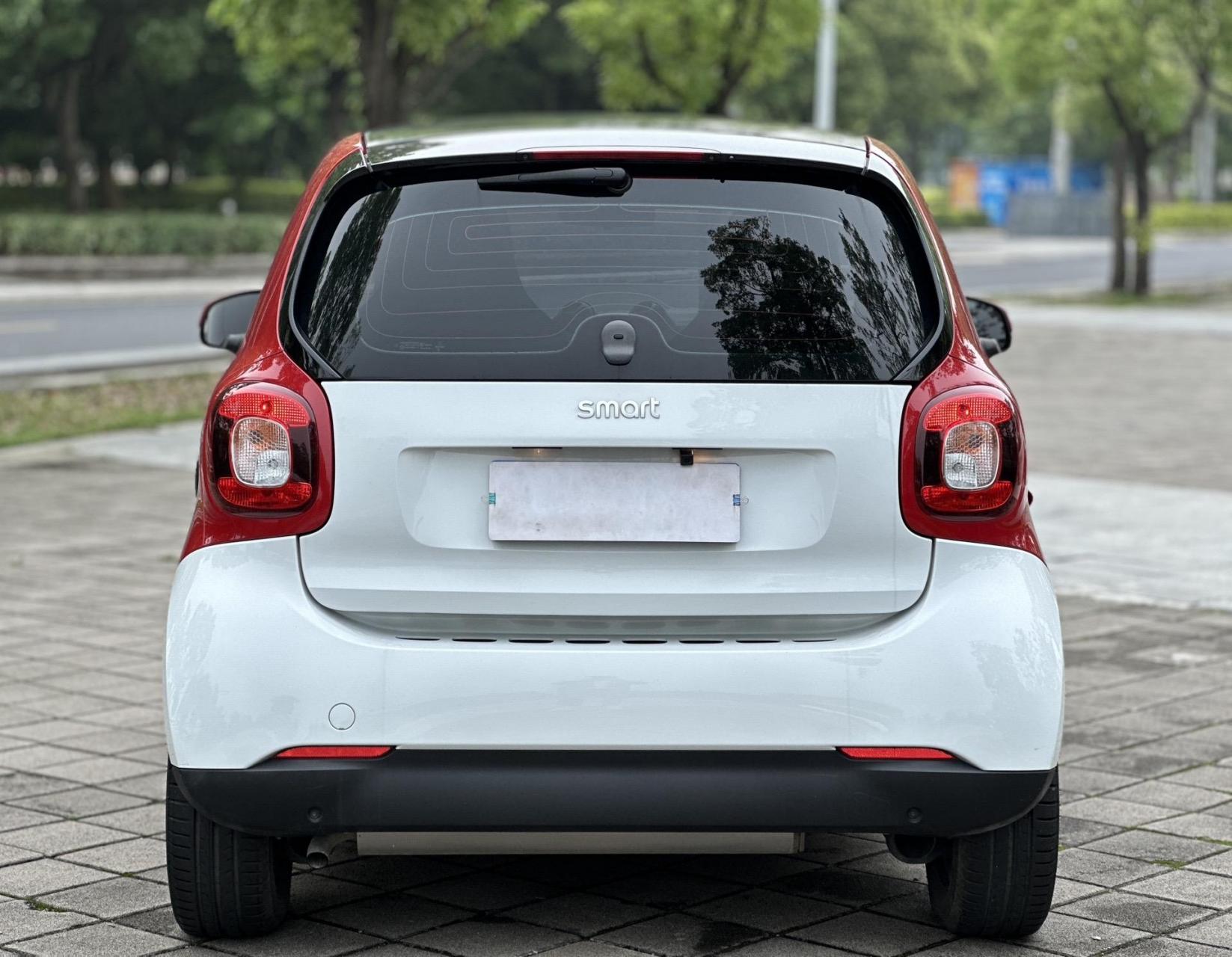 19年上牌奔驰smart,两门版带玻璃顶!原漆实表14000公里!极品待售!