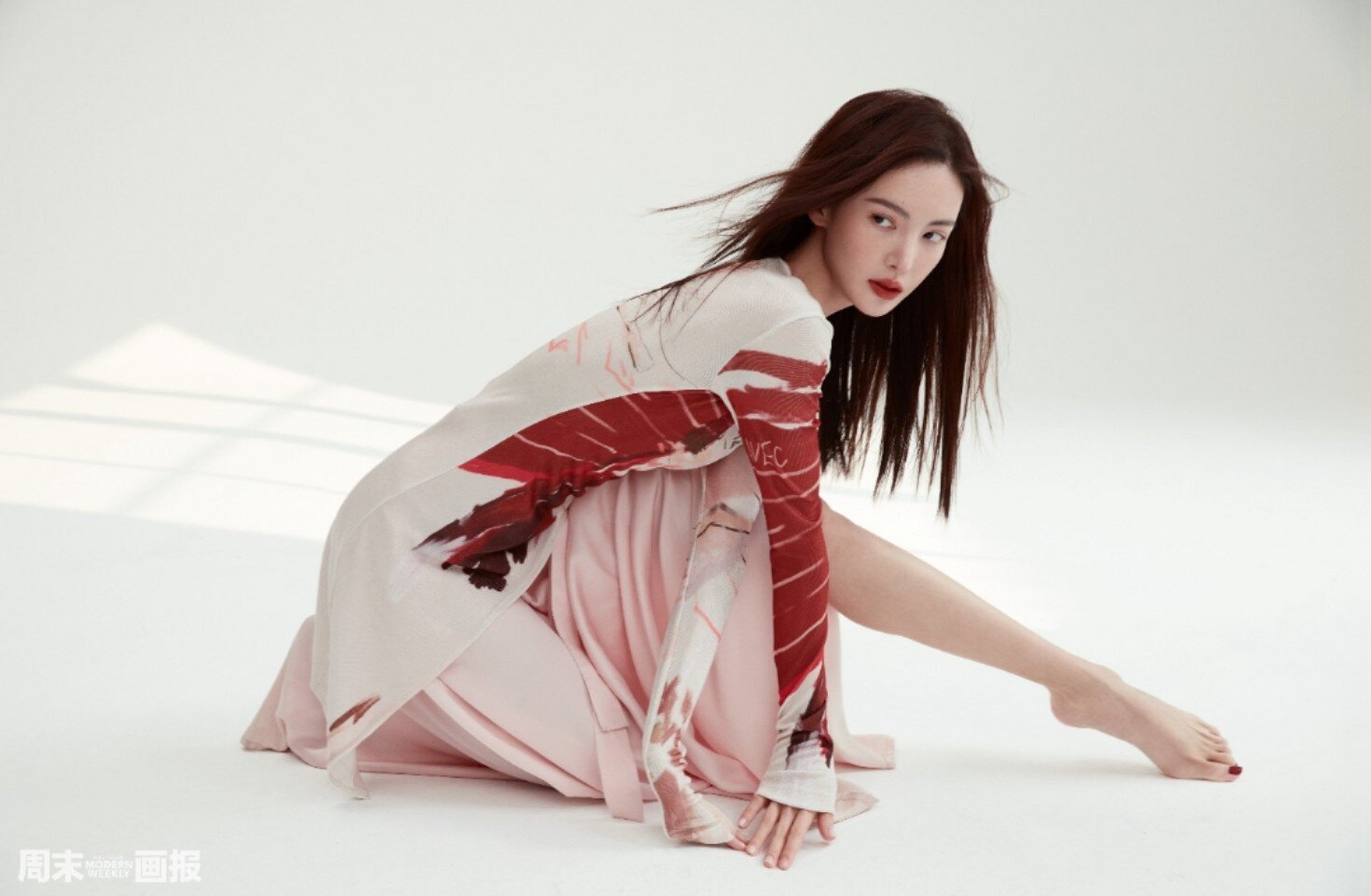 金晨的jio趾都这么迷人 金晨 × 周末画报 三月刊封面人物 一袭红色露
