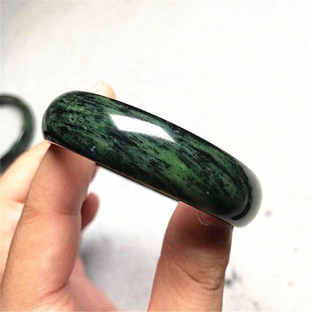 药王石是目前唯一被发现的能被磁铁吸引的玉石,有一