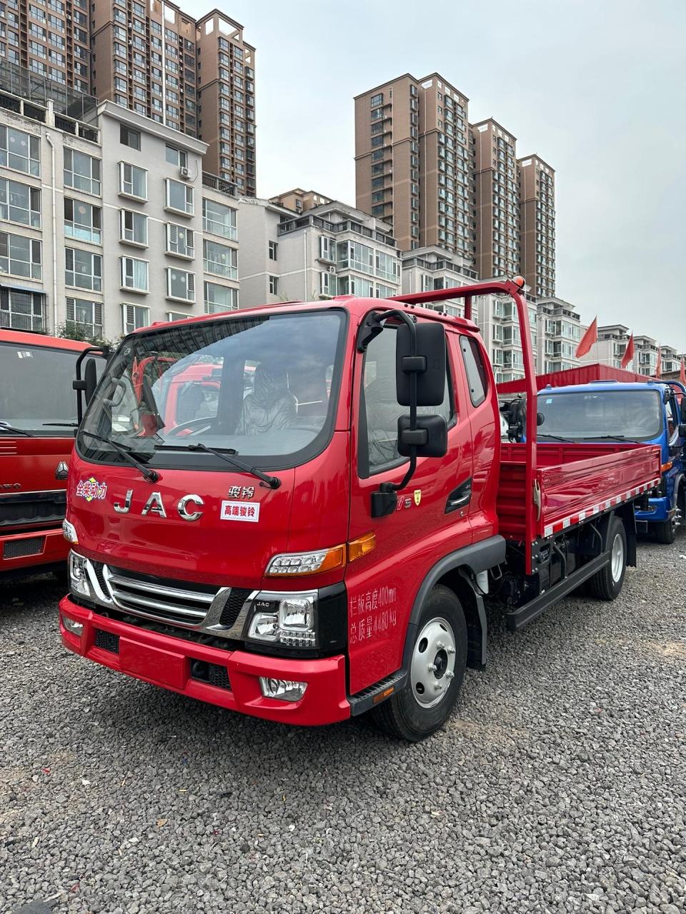 新到刚刚挂牌的江淮骏铃v5,700轮胎,132马力,排半3米8长,2米1宽,带