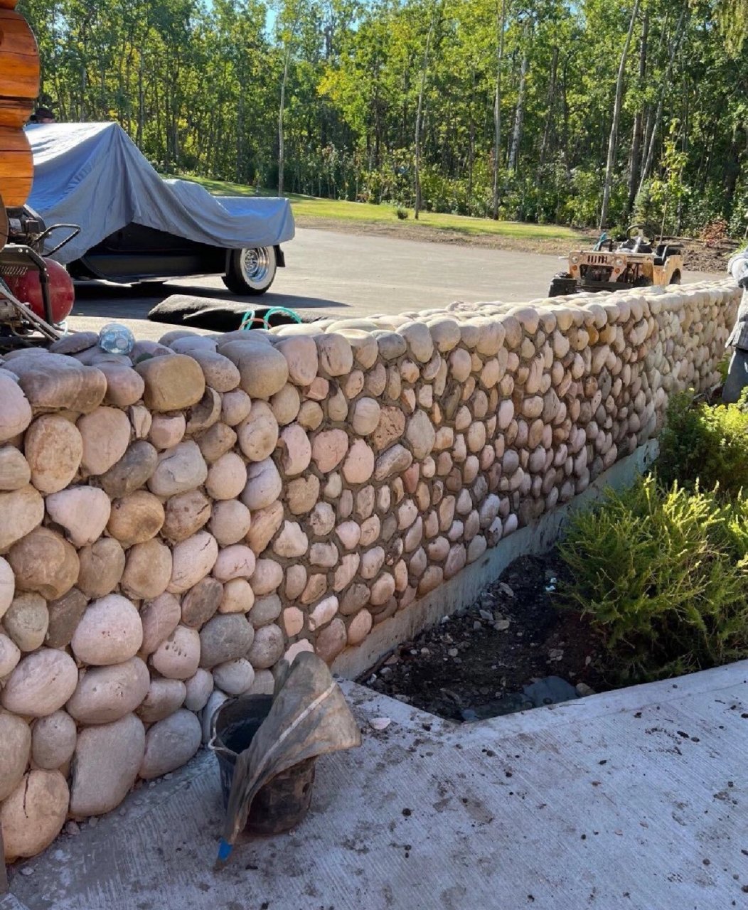 感受鹅卵石花园的视觉冲击 这个鹅卵石主题花园 不管是墙面,柱子,楼梯