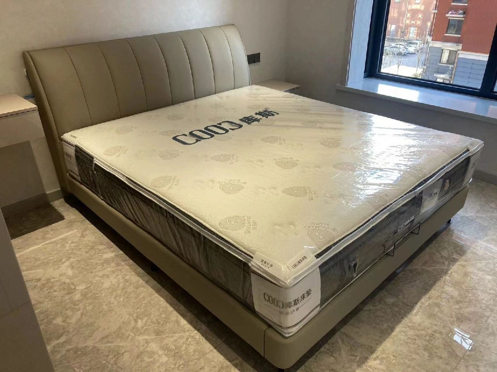 库斯皮床 现代简约风格搭配宾利灰,色彩搭配使空间更加饱满.