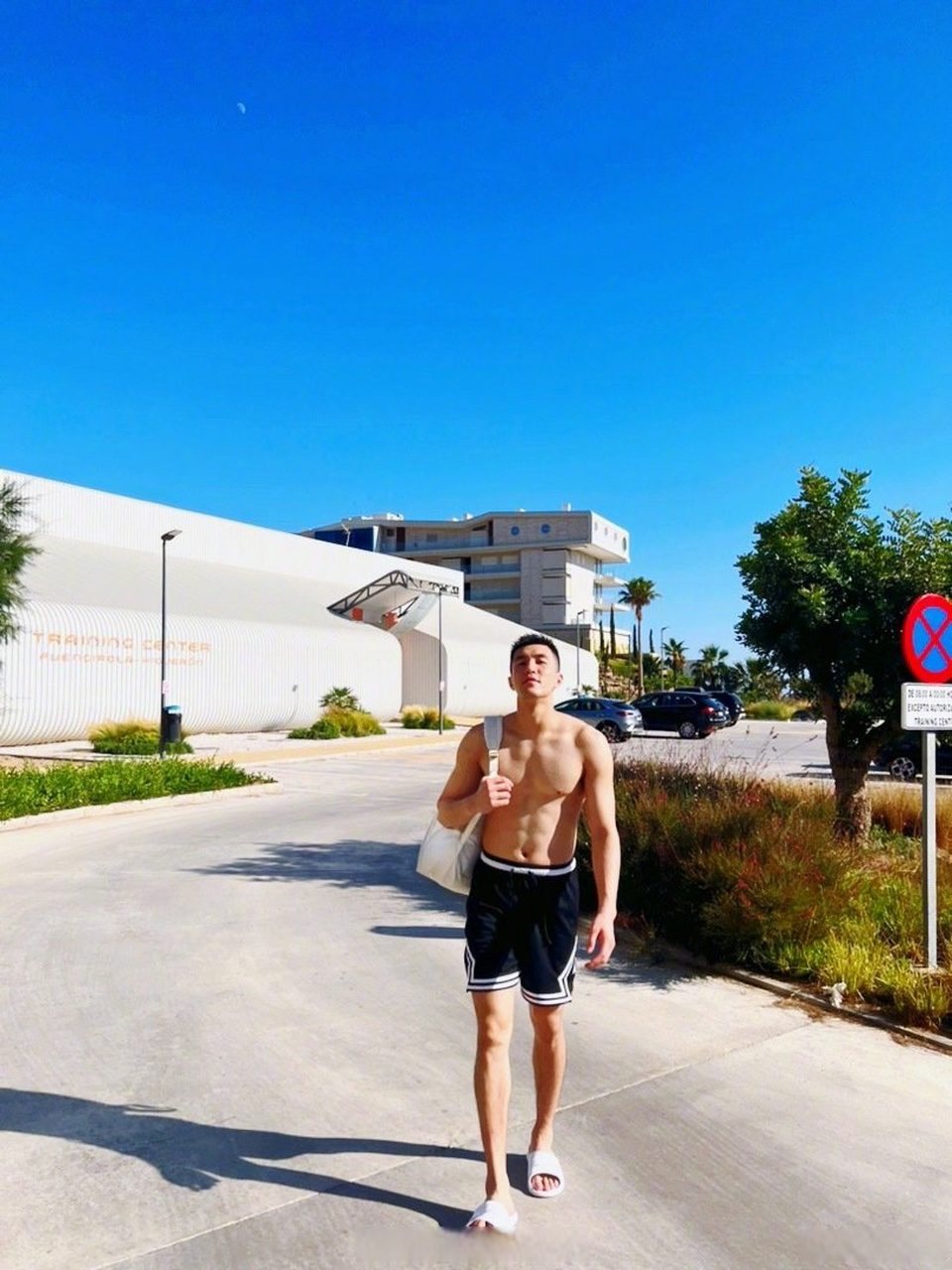 【#郭艾伦腹肌##郭艾伦身材# 】人在西班牙的郭艾伦更新微博,晒出最新