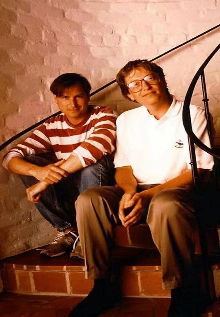 这是一张拍摄于1980年代早期的比尔·盖茨和史蒂夫·乔布斯的合影