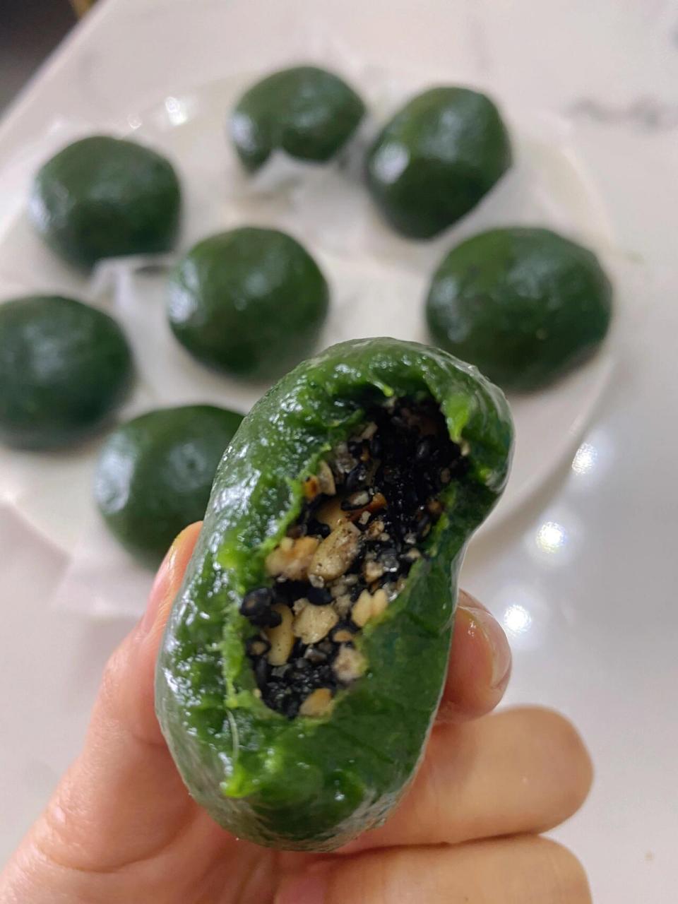 这种绿得发慌的青团是正常的吗?