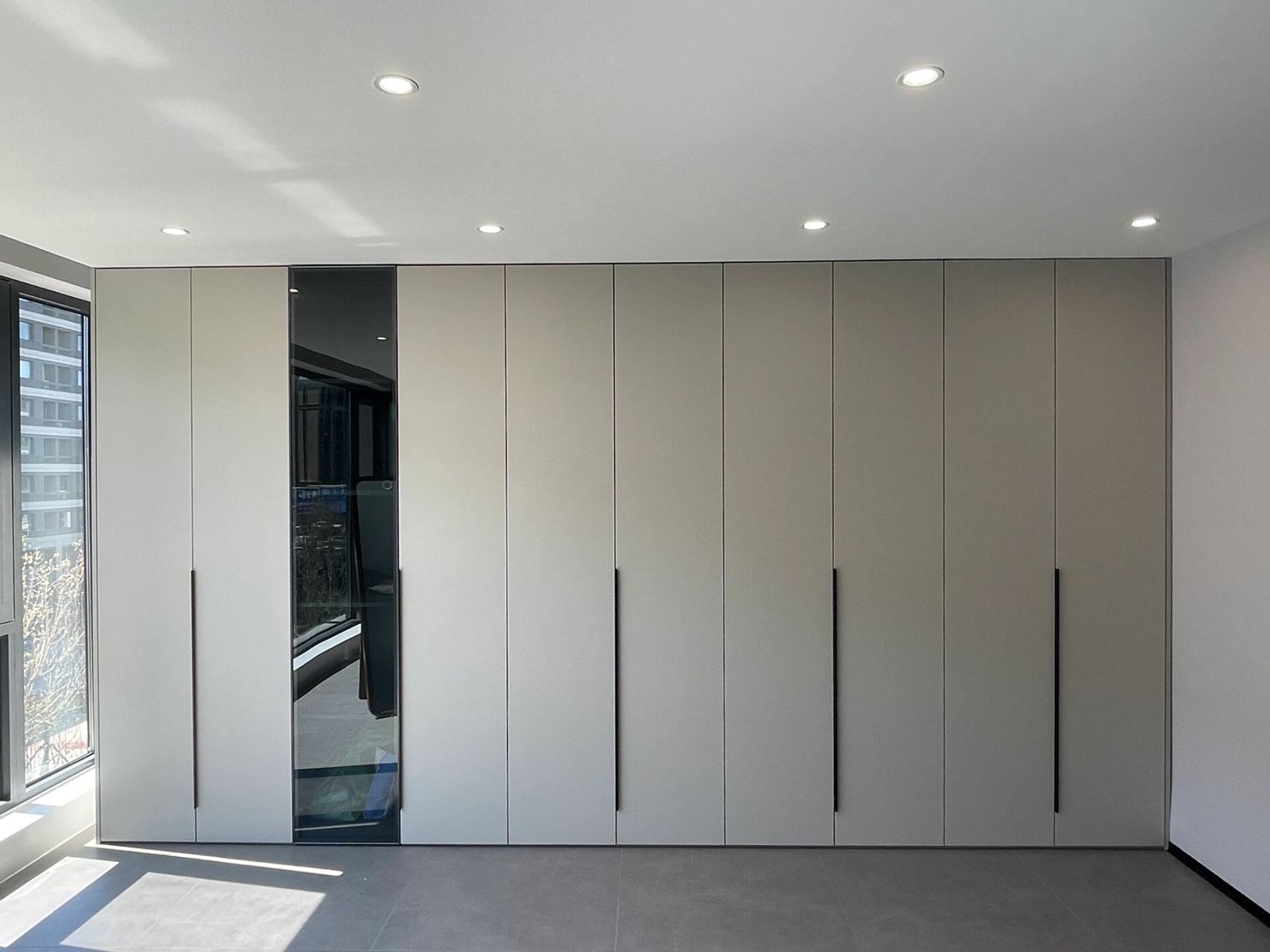 我宣布:客厅做满墙衣柜是最满意的决定!