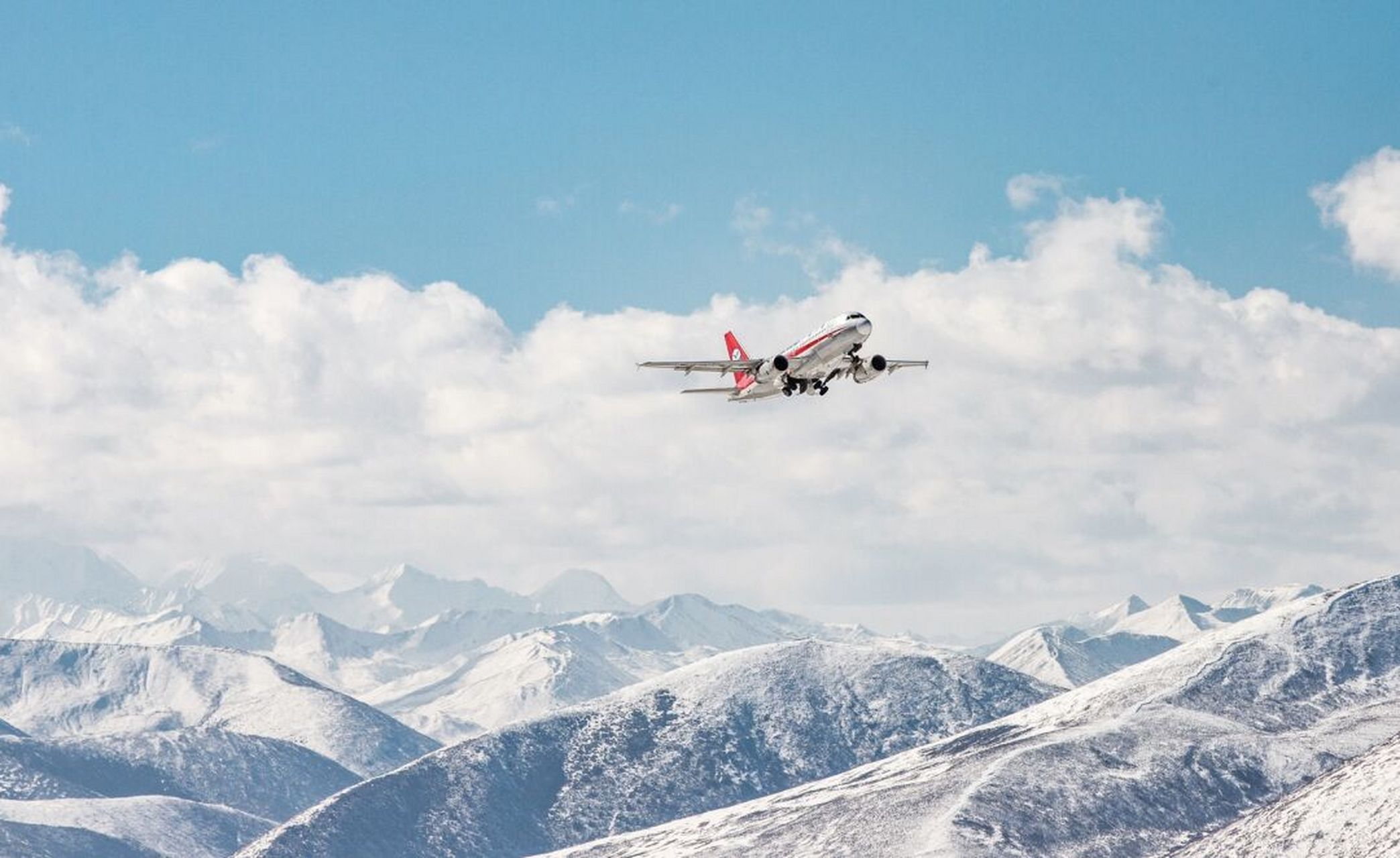 与贡嘎雪山同框的机场,康定机场 中国最美机场 因为它以 蜀山之王贡嘎