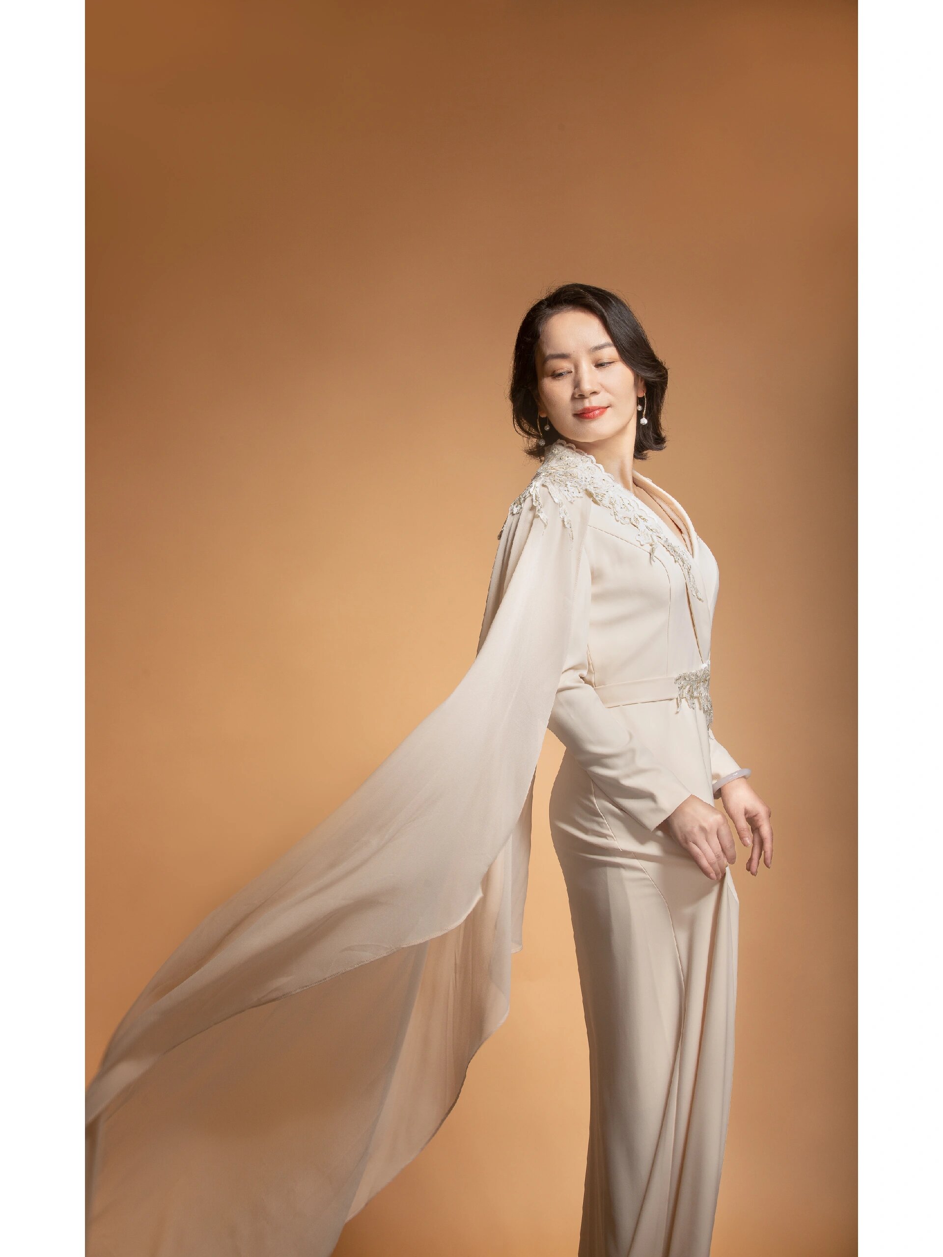 职场女强人必备的高级感形象照92