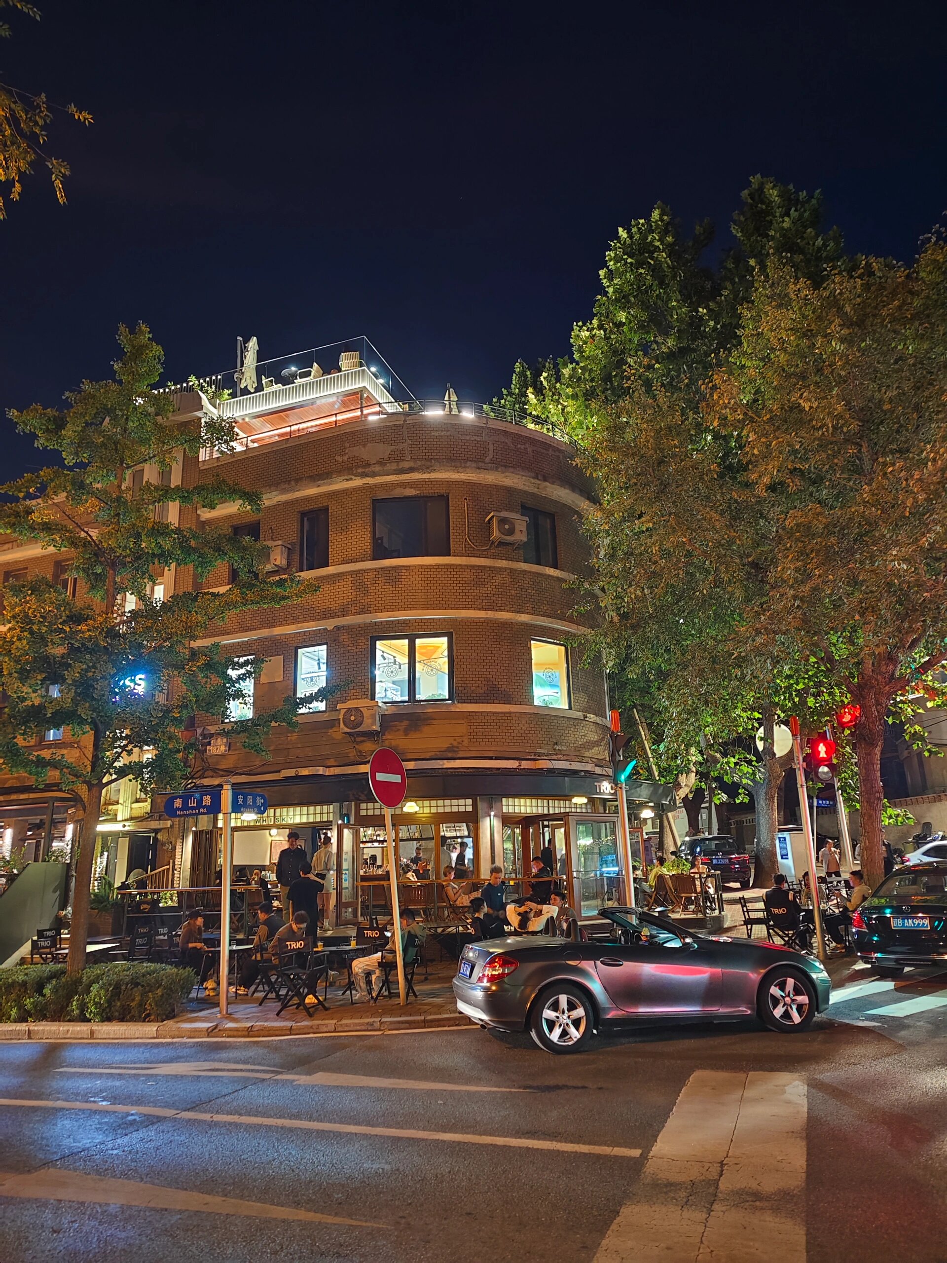 大连南山路下的夜晚91 小资氛围感太强 座落在大连的步行街,我愿称