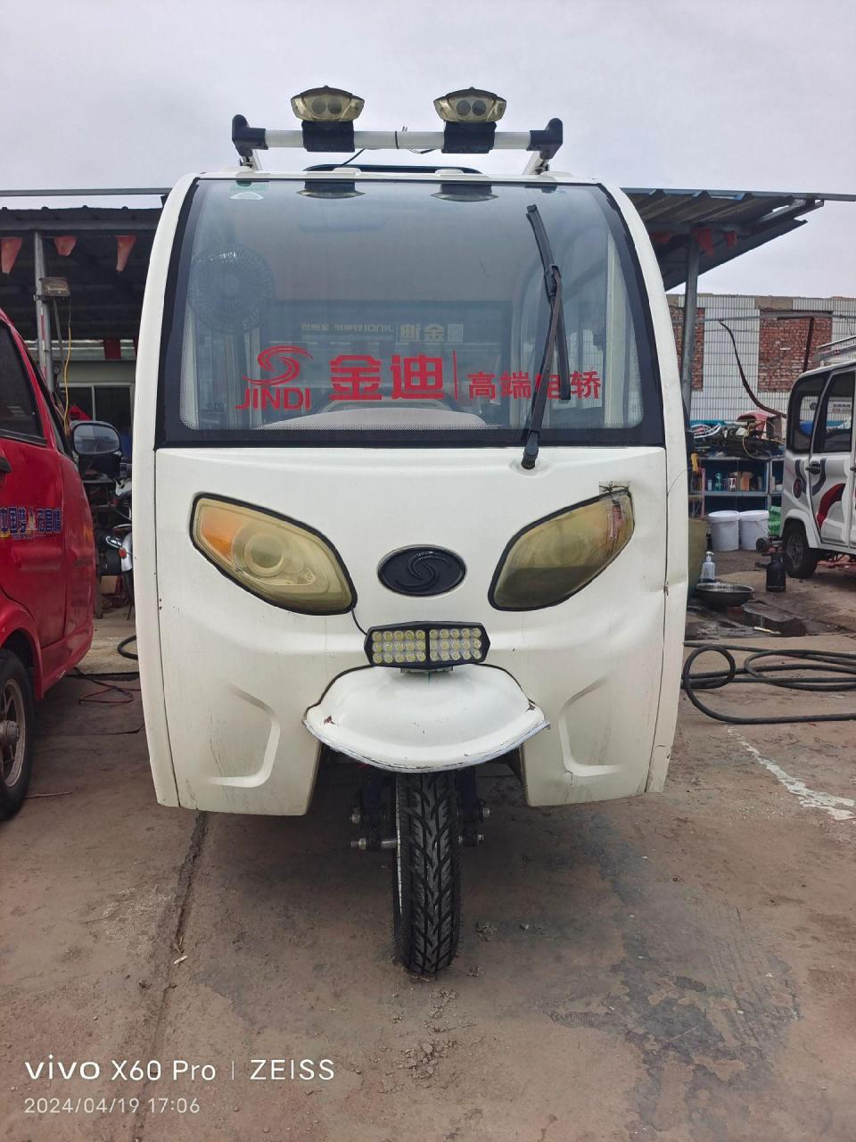 金迪全篷三轮车,去年12月份刚安装的新电瓶60付32安时的.