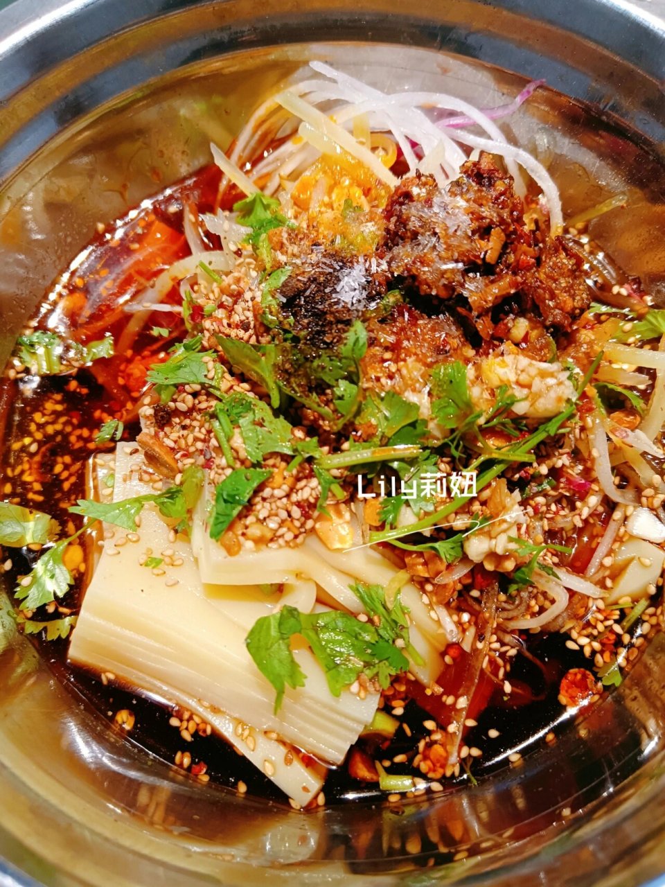 施甸特色火烧肉拌豆粉 回到施甸怎么能不品尝施甸的特色美食--火烧肉