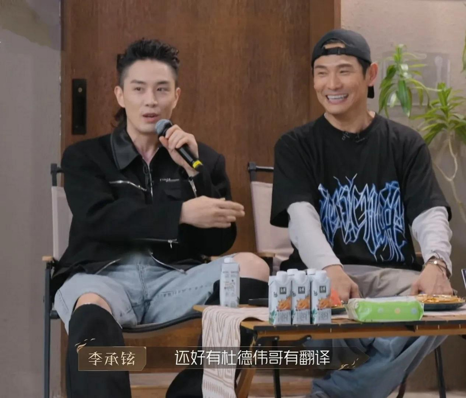 节目里,李承铉无情吐槽着:"仁科,吴卓羲哥,陈小春哥,我们沟通的时候