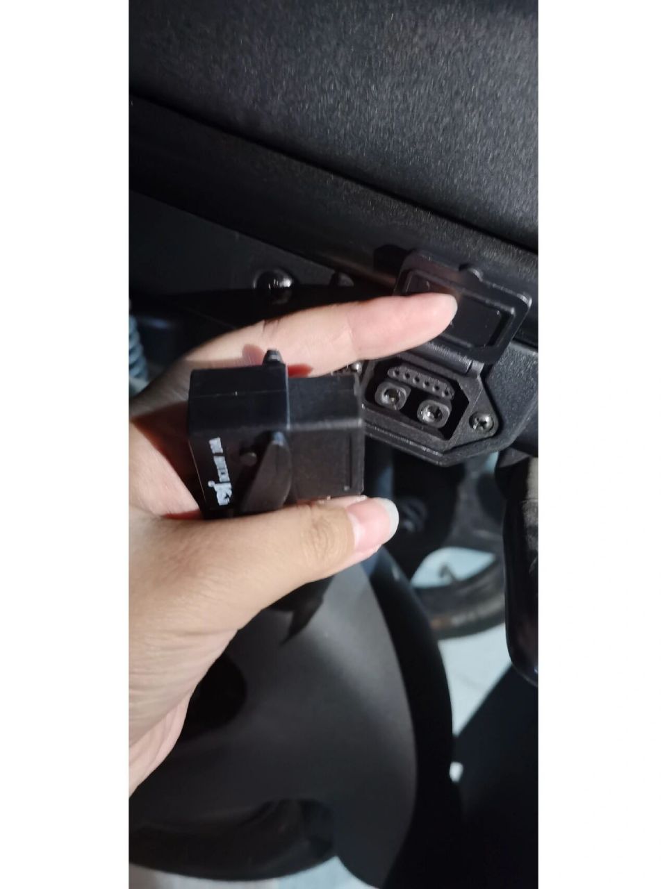 爱玛充电口就是找不到 找了好久没找到 每个口都插不进去