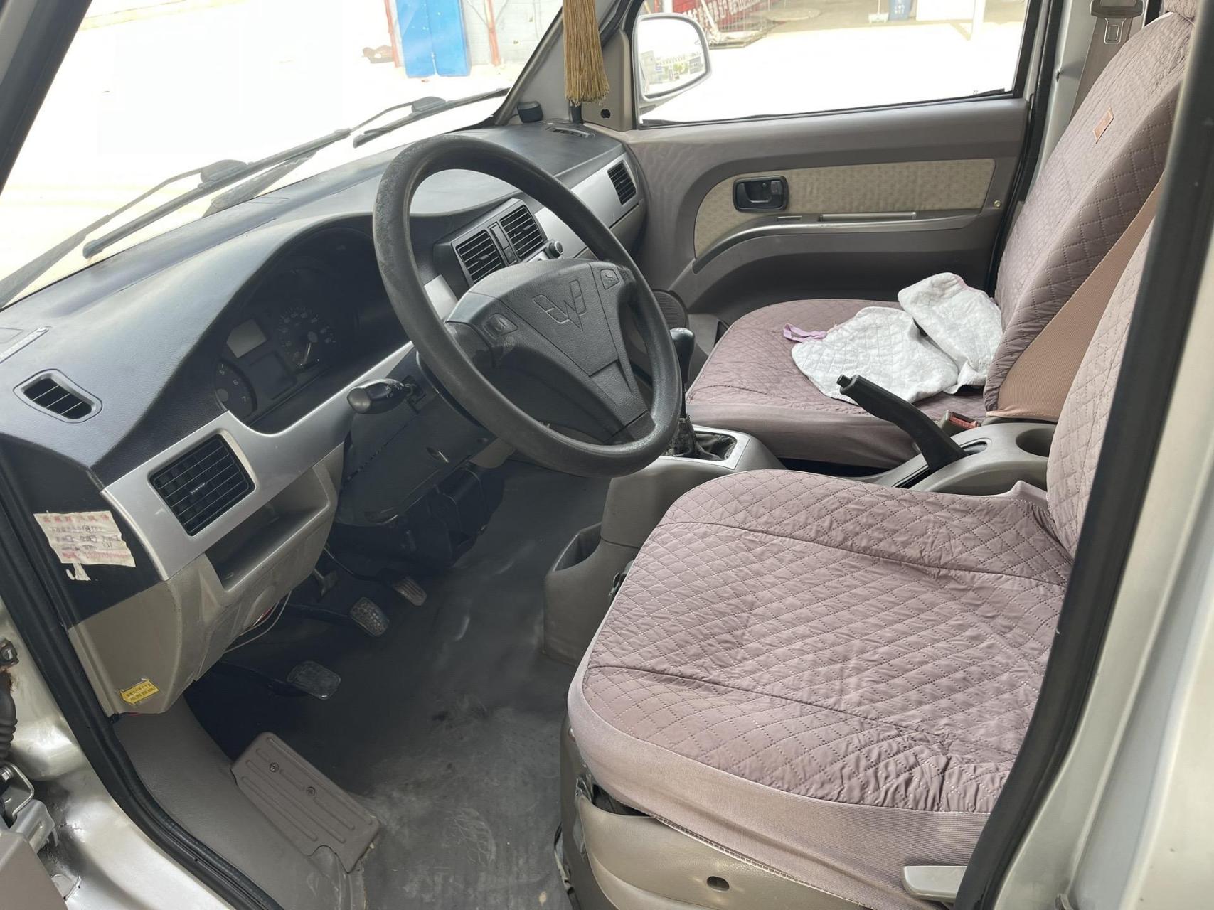 12年8月五菱荣光8人座,车况好无事故,发动机底盘好,喜欢你联系价格不